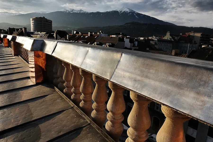Verbleiung an einem historischen Gesims
