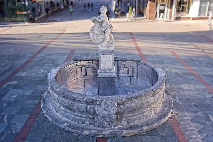 Historische Brunnen mit nahtlos verschweißten Blei-Brunnenwannen – dauerhaft wasserdicht und wirtschaftlich.
