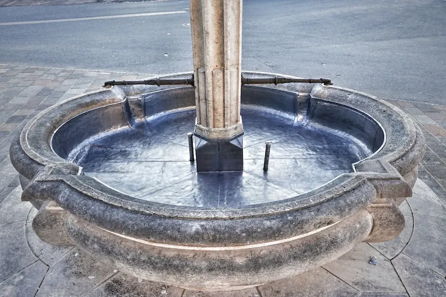 Fertig verschweißte Blei-Brunnenwanne, bereit zur Wiederbefüllung