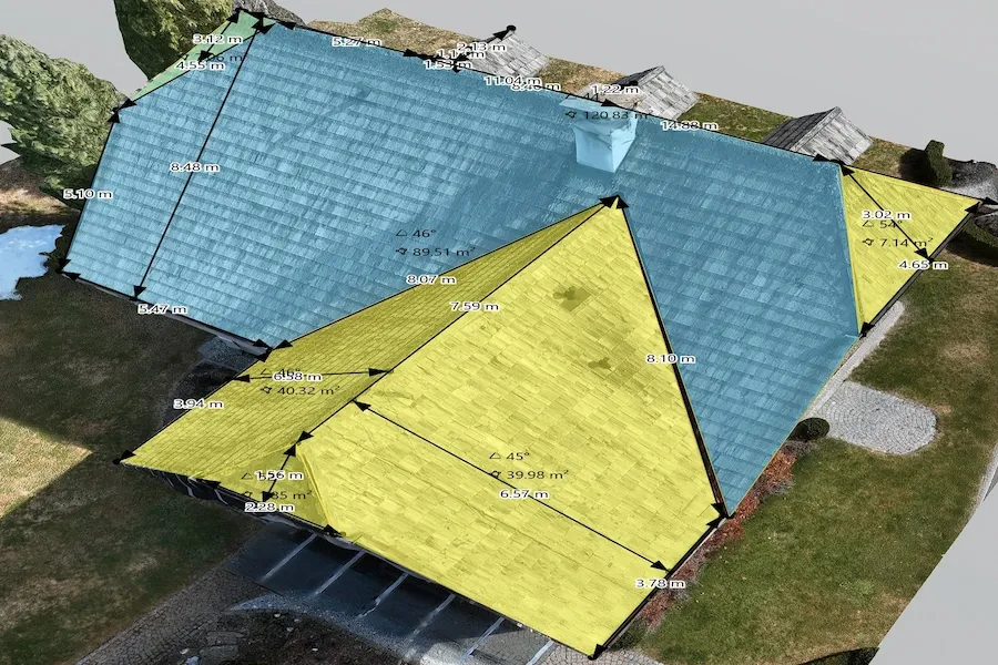 Drohne bei der Befliegung eines Kirchturms